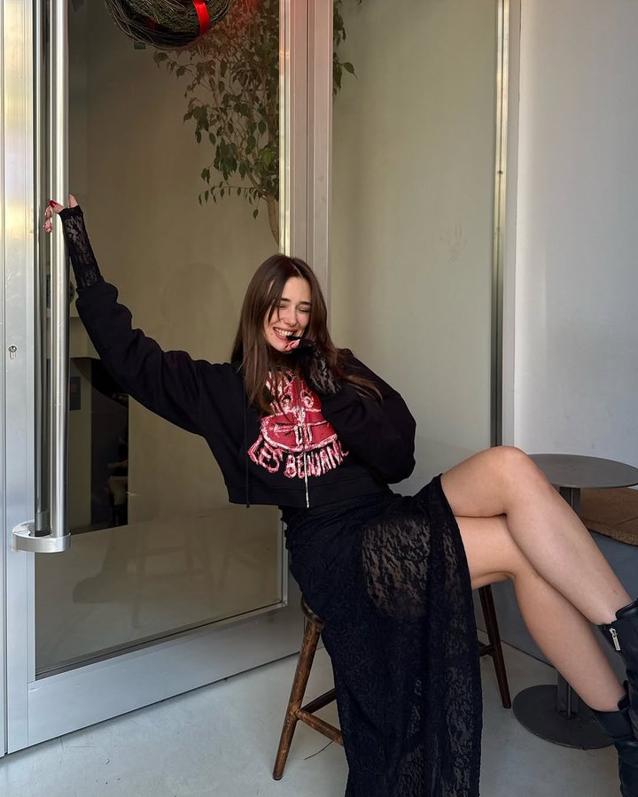 Instagram post by @afraakaragoz for LES BENJAMINS. Caption reads: 🖤🐰🎀

#reklam.