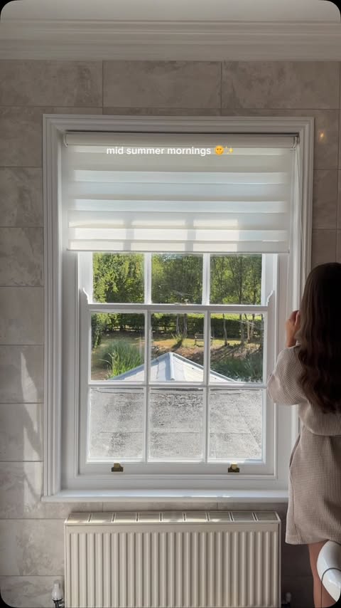 Instagram post by @withdanielle_ for Estée Lauder Argentina. Caption reads: Soaking up these sunny mornings ✨✨ Products used;....