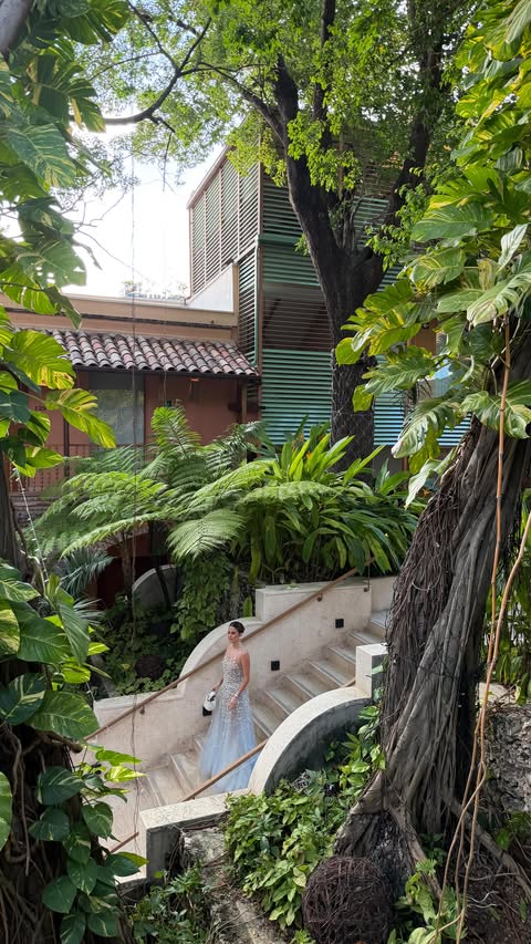 Instagram post by @paolaalberdi for Oscar De La Renta. Caption reads: [...] love, spent 48 hours immersed in Oscar de la....