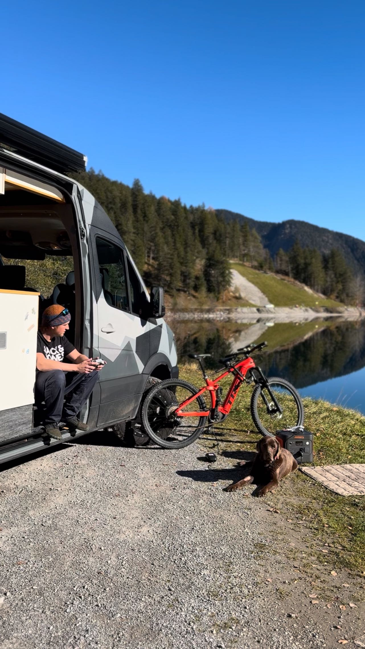 Instagram post by @bala_on_tour for Jackery. Caption reads: [...] Explorer 2000v2 von @jackery.de immer an....