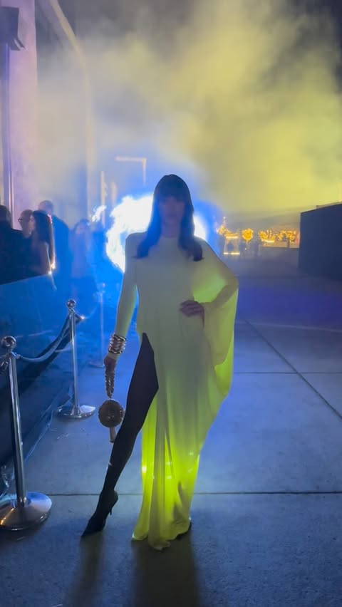 Instagram post by @dilandeniz for TOM FORD. Caption reads: Night night 💋

reklam.