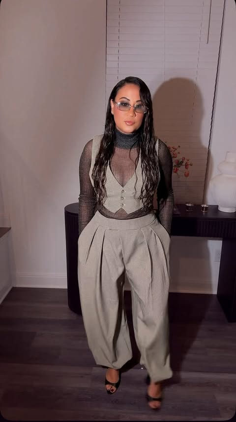 Instagram post by @neonhue for Kendrascott. Caption reads: Ladiessss!!!! First of many opportunities to come....