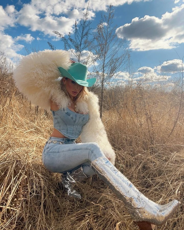 Instagram post by @holly_stocks_ for Dingo 1969. Caption reads: CLOSED

As a thank you to my followers I am....