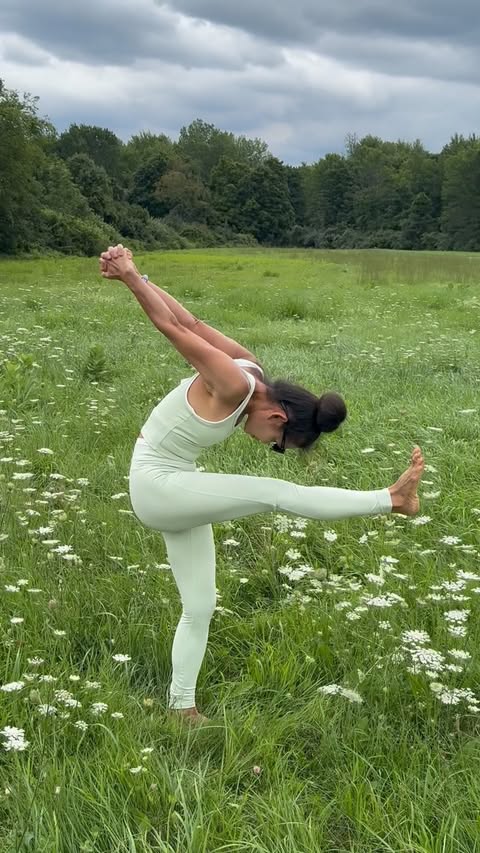 Instagram post by @frog_natureyogi for Alo Moves. Caption reads: Day 5 #cosmicaloenergy #standingbalance Hosts....