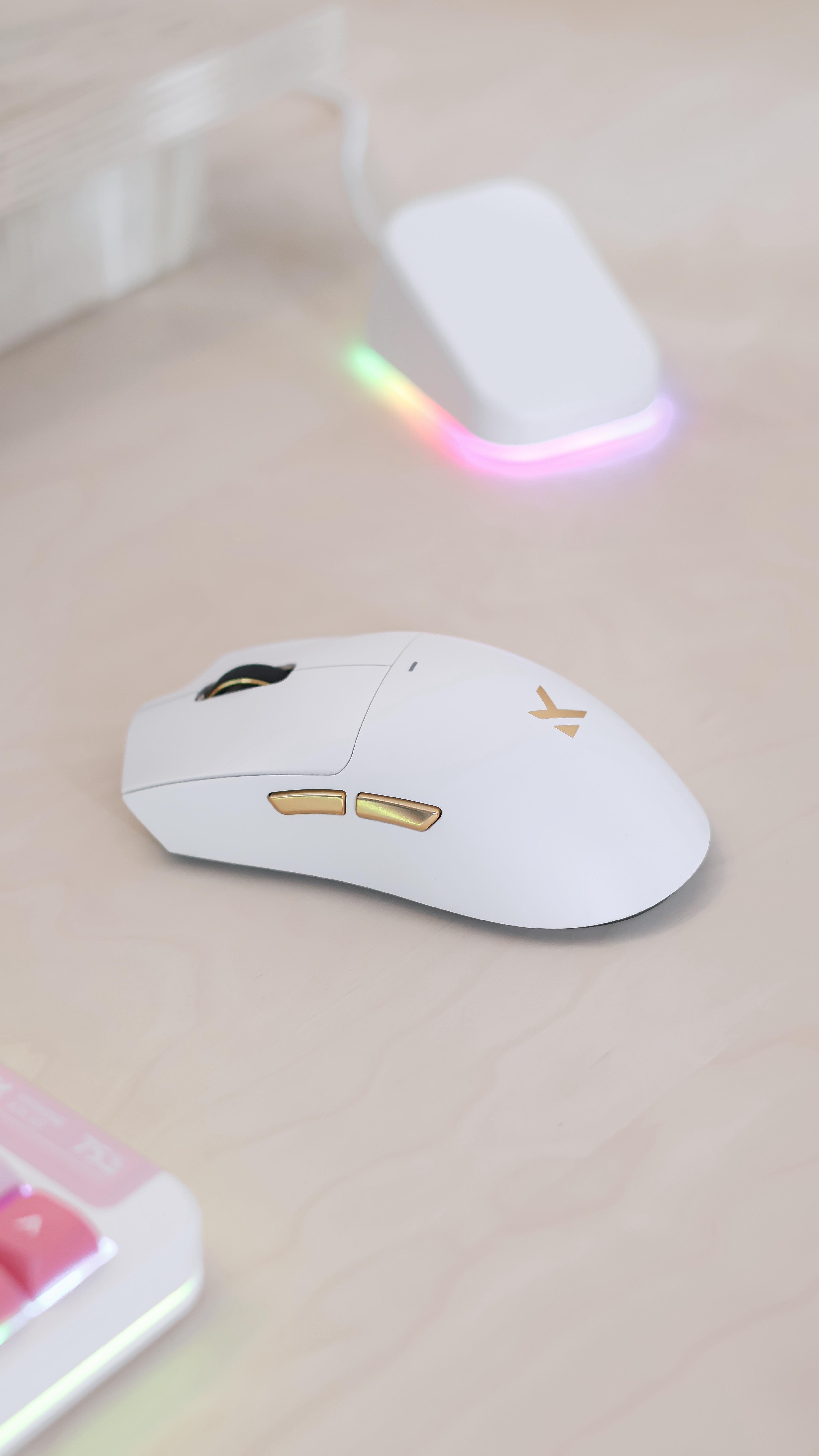 Instagram post by @piapeonia for Mchose. Caption reads: [...] mouse🤍✨
the paw3950/K7 ultra from....