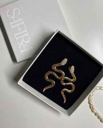 Instagram post by @rebeccacfl for Safira. Caption reads: 🐍

AD in collaboration with @theofficialsafira....