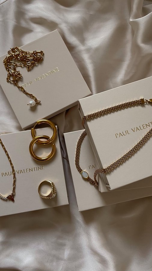 Instagram post by @juanita.meyy for PAUL VALENTINE. Caption reads: Ad/Anzeige| I’m OBSESSED ✨🤍 @paulvalentine 
With....