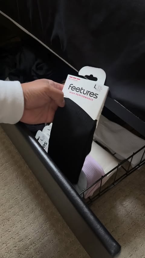 Instagram post by @vivalakevs for Feetures. Caption reads: [...] to be 🧦 High performance socks by @feetures....