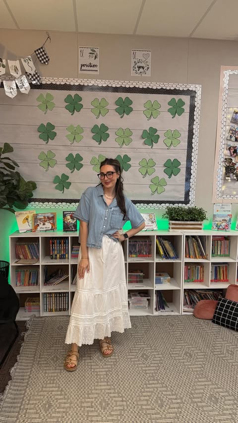Instagram post by @itzelhoward05 for GAP. Caption reads: [...] the day 🦋🪽🫐🤍 #ootd #outfit #teacher....
