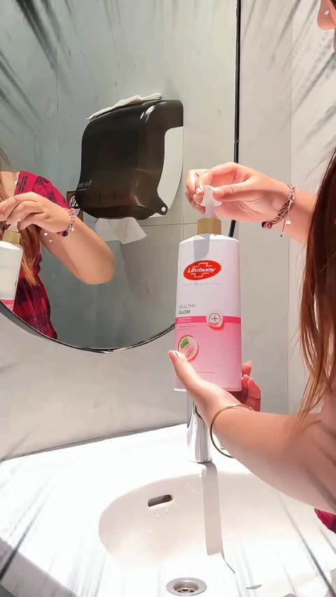 Instagram post by @awliaaa__ for Lifebuoy. Caption reads: [...] pas udah nyobain sendiri baru amaze😍😍 btw....