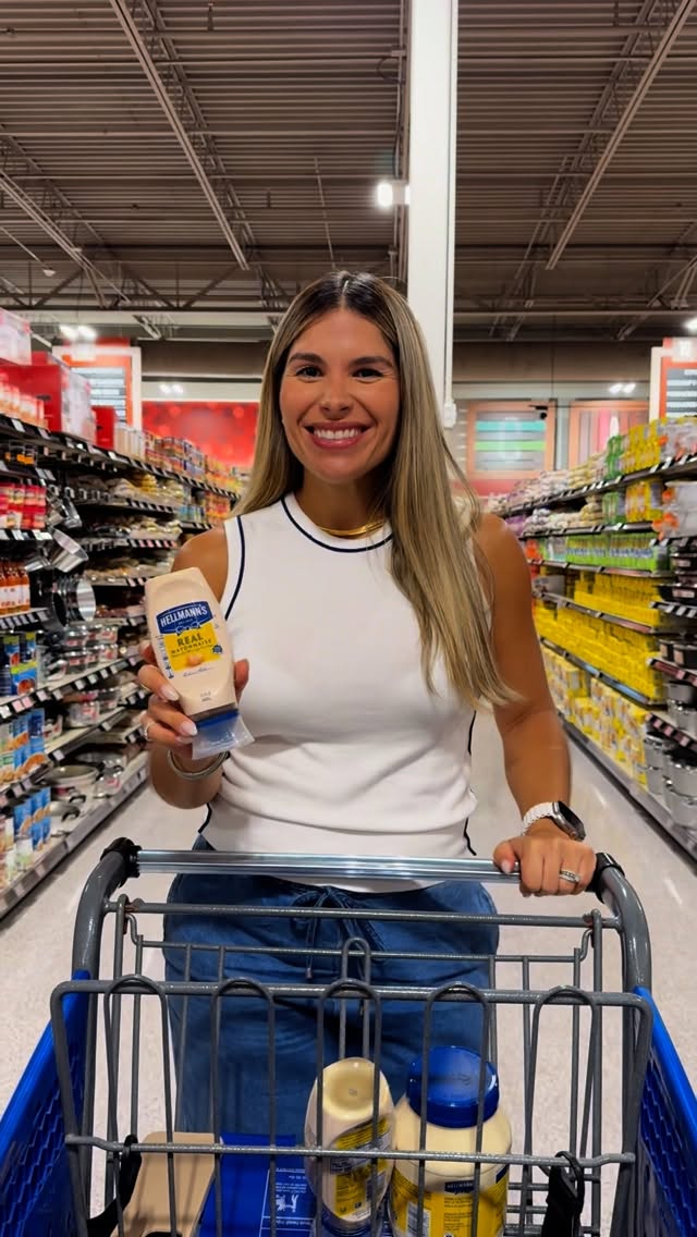 Instagram post by @claudiaserrano for Hellmann's. Caption reads: ¡Todo subiendo y Hellmann’s bajando! La mayonesa....