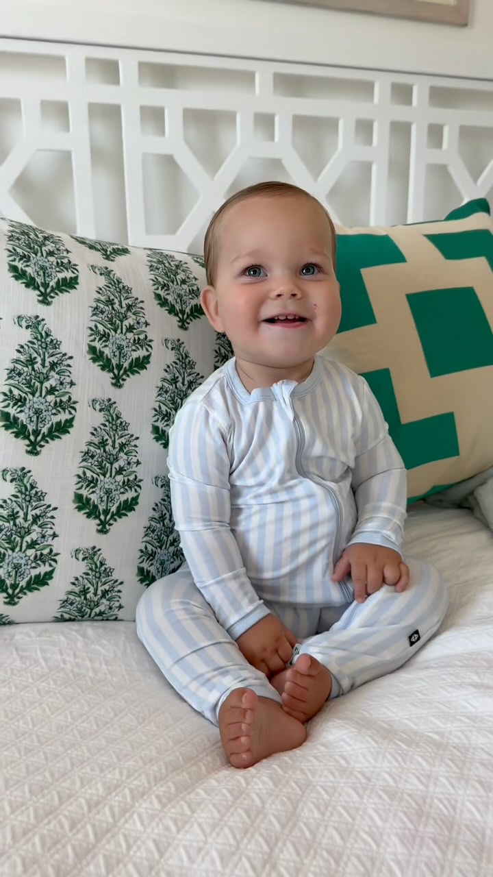 Instagram post by @bookswithbrielle for Kyte Baby. Caption reads: [...] 𝐥𝐢𝐯𝐞𝐝 (𝐚𝐧𝐝 𝐬𝐥𝐞𝐩𝐭) 𝐢𝐧....