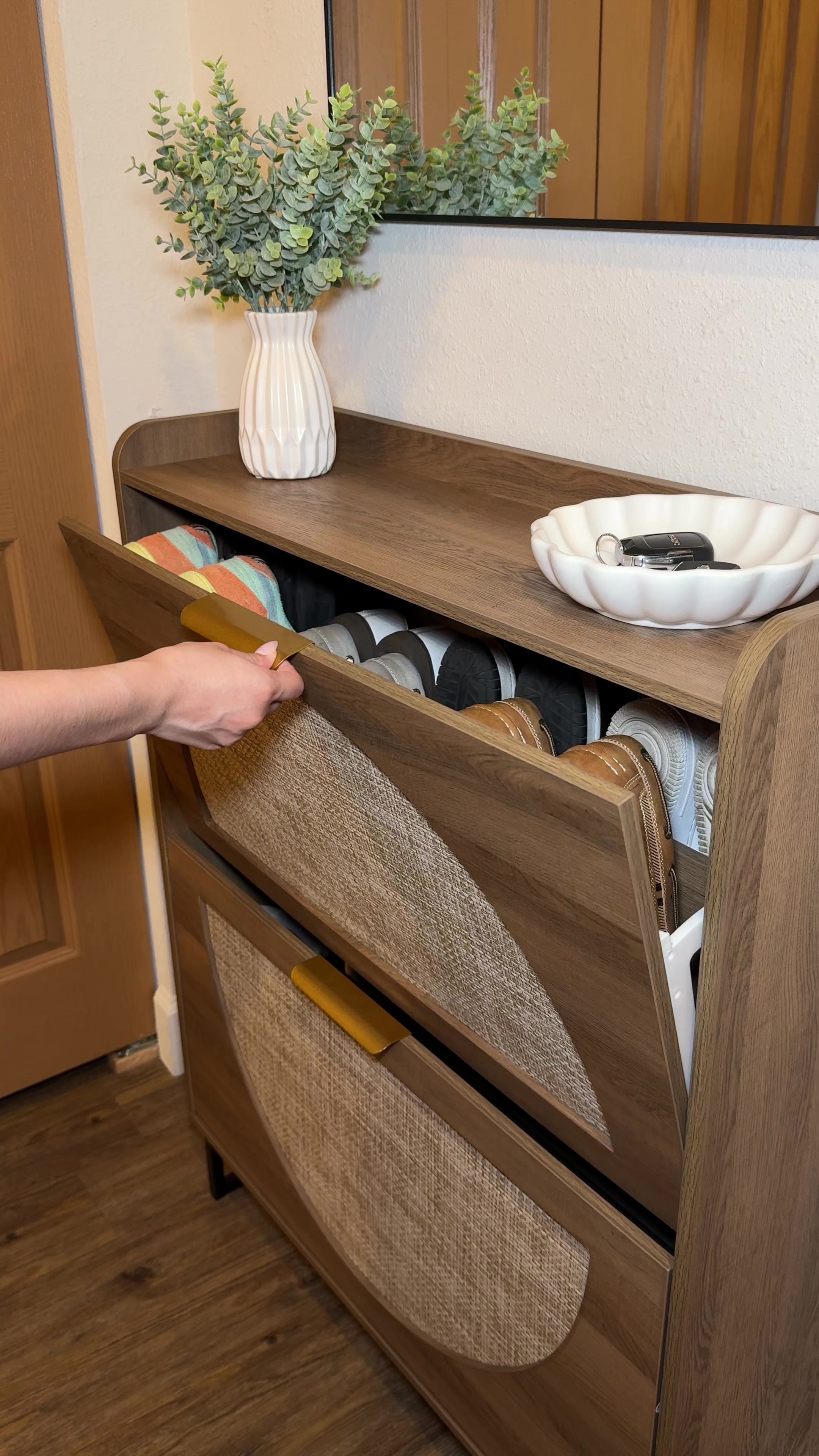 TikTok post by @beautylooksbycassie for Vabches. Caption reads: @Vabches.US #shoestorage #entrywaytable [...].