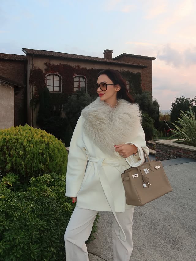Instagram post by an influencer for Jera Design. Caption reads: Arşivde buldum havaya uygun diye hemen....