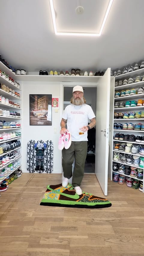 Instagram post by @robbi_ak for StockX. Caption reads: [...] to see the outfit? Comment below ⬇️....