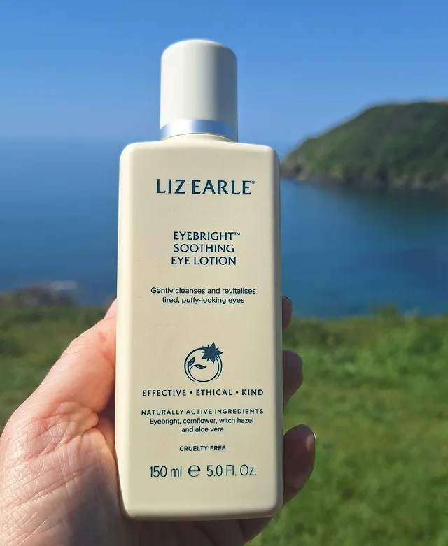 Instagram post by @debt.freemum for Liz Earle Beauty Co.. Caption reads: [...] COMMUNITY-FZ7X-QWWX-HGRH-FVUV 💥....