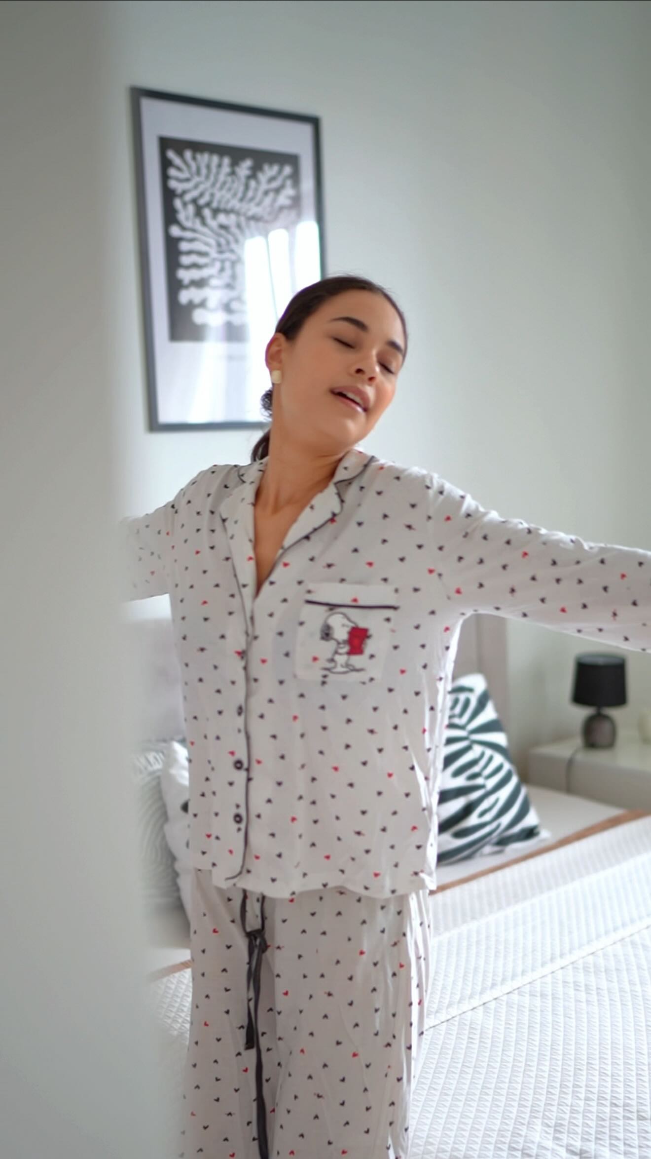 Instagram post by @jenniimartin for Always. Caption reads: #Ad Aaay amigas! Koliko sam se samo puta budila....