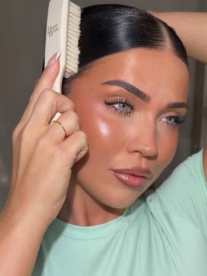 TikTok post by @mollyjacksmakeup for Beauty Works Professional. Caption reads: i live in the sleek look so this is how i do it....