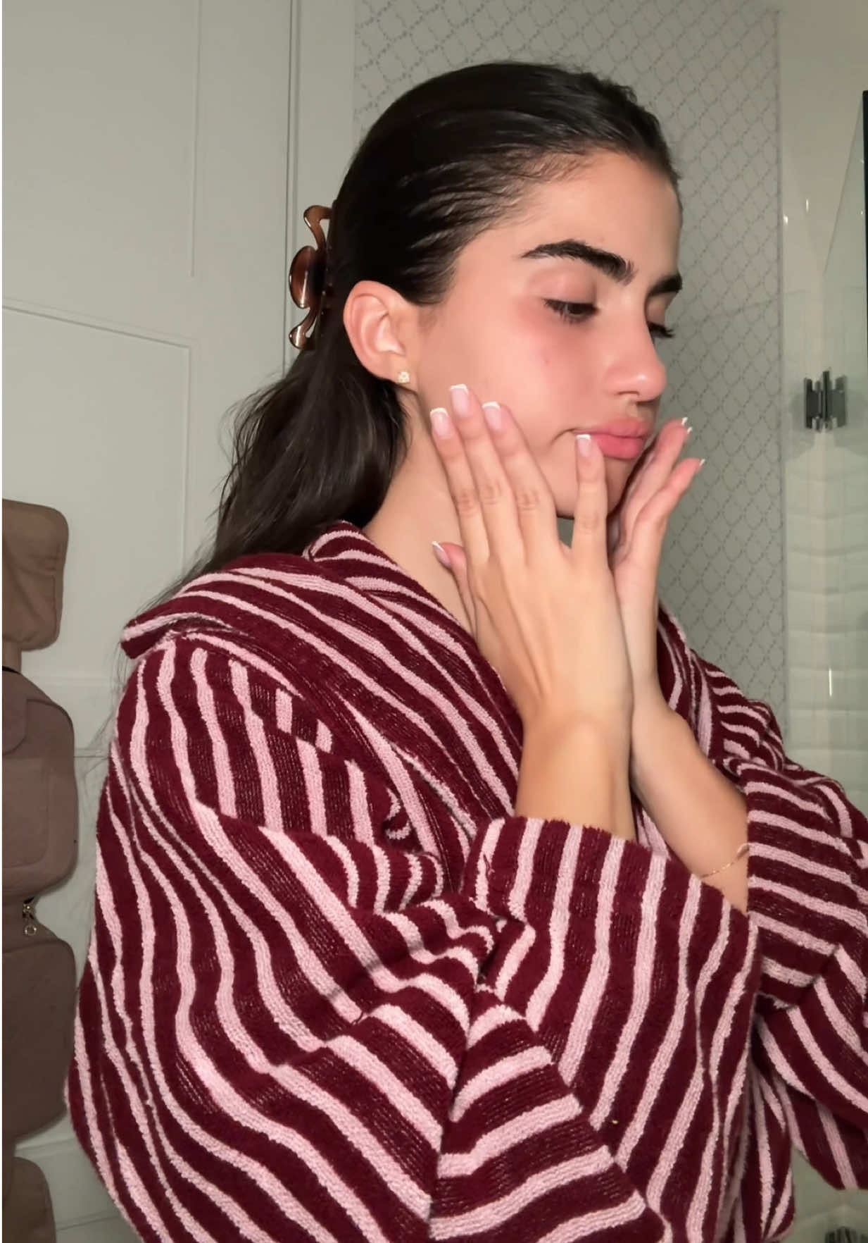 TikTok post by @katcastellanoo for Clinique. Caption reads: effortless skincare with @Clinique ‘s moisture....