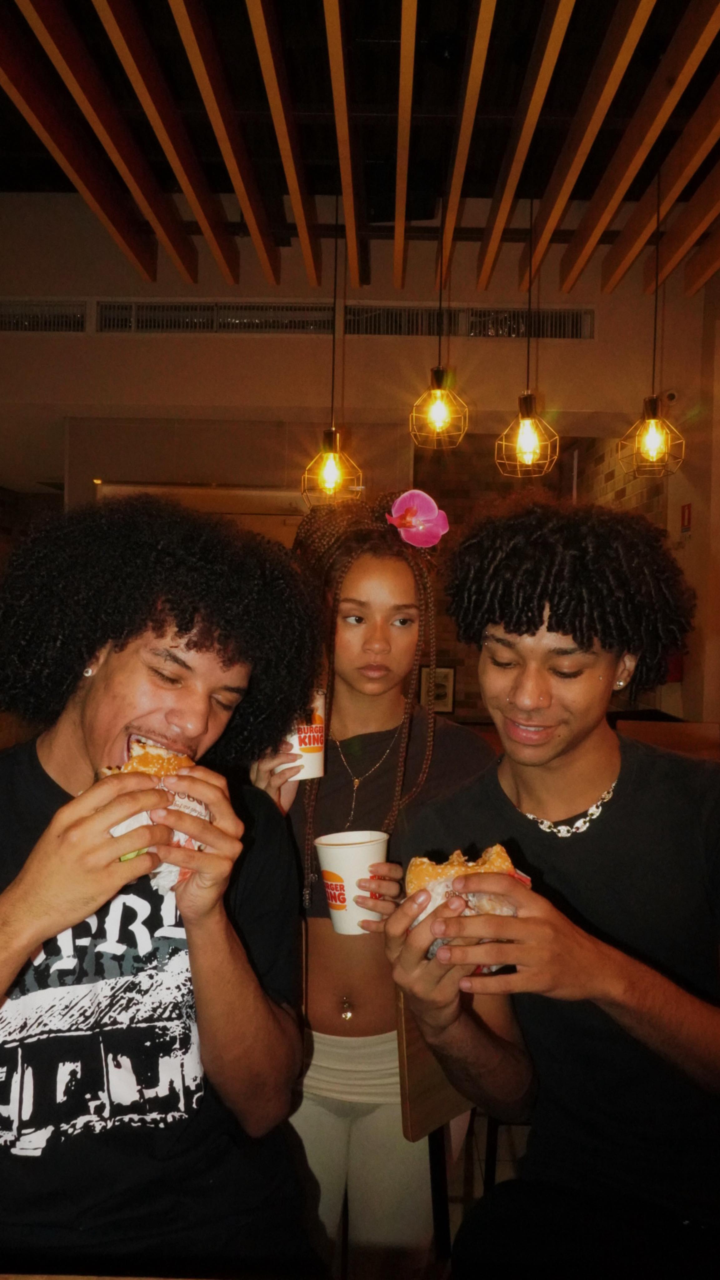 Instagram post by @_scorzaa for BURGER KING. Caption reads: O namorado de vocês gosta mais do amigo dele, de....