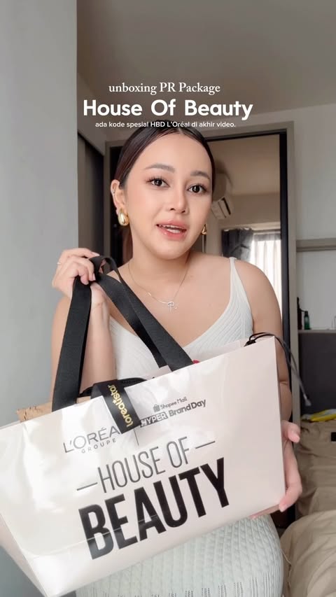 Instagram post by @ratualfauziah for L'Oréal Indonesia. Caption reads: Pulang pulang bawa PR package Beauty by L'Oréal....
