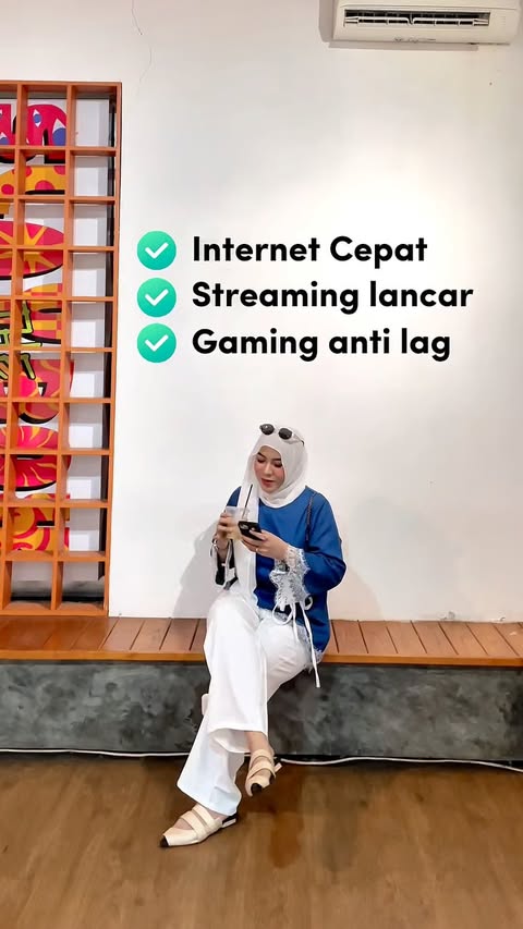 Instagram post by @cellaaradn for XL Axiata (myXL). Caption reads: Hari gini masih pusing sama internet yg....