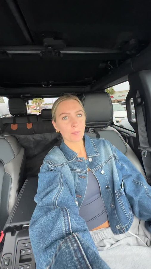 Instagram post by @brookerobertss10 for Mezcla. Caption reads: My new favorite snack 🤭 
@eatmezcla is now....