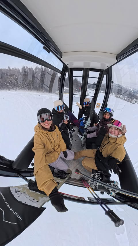 Instagram post by @akaneko_19 for ROXY. Caption reads: [...] かおりさんと5年越し？くらいにやっと滑れた⛷....