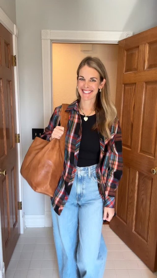 Instagram post by @carlyhundt for Latico Leathers. Caption reads: ✨ The Lindsey Tote by @laticoleathers is my go-to....