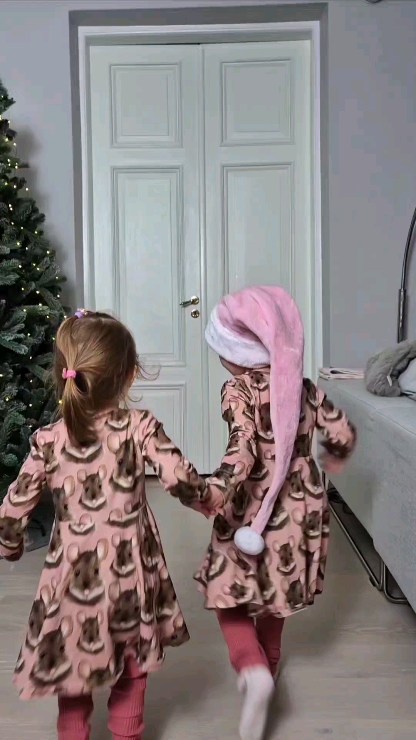 Instagram post by @kimiherold for Stadium. Caption reads: Mainos @stadiumfinland 🎄✨️ 

Kun tavattiin vaimon....