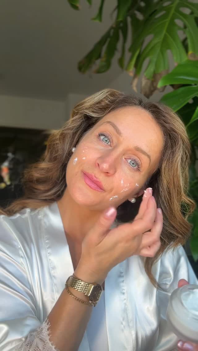 Instagram post by @spa.and.soul for Homeso Care. Caption reads: Glowy Haut 🌸 @ho.me.so....