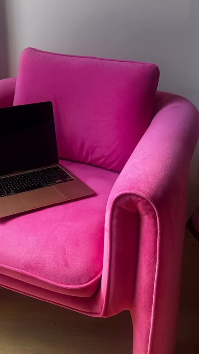 Instagram post by @michellemariejavier for Fidelity Investments. Caption reads: I am not a financial expert :) 
Just a girl....