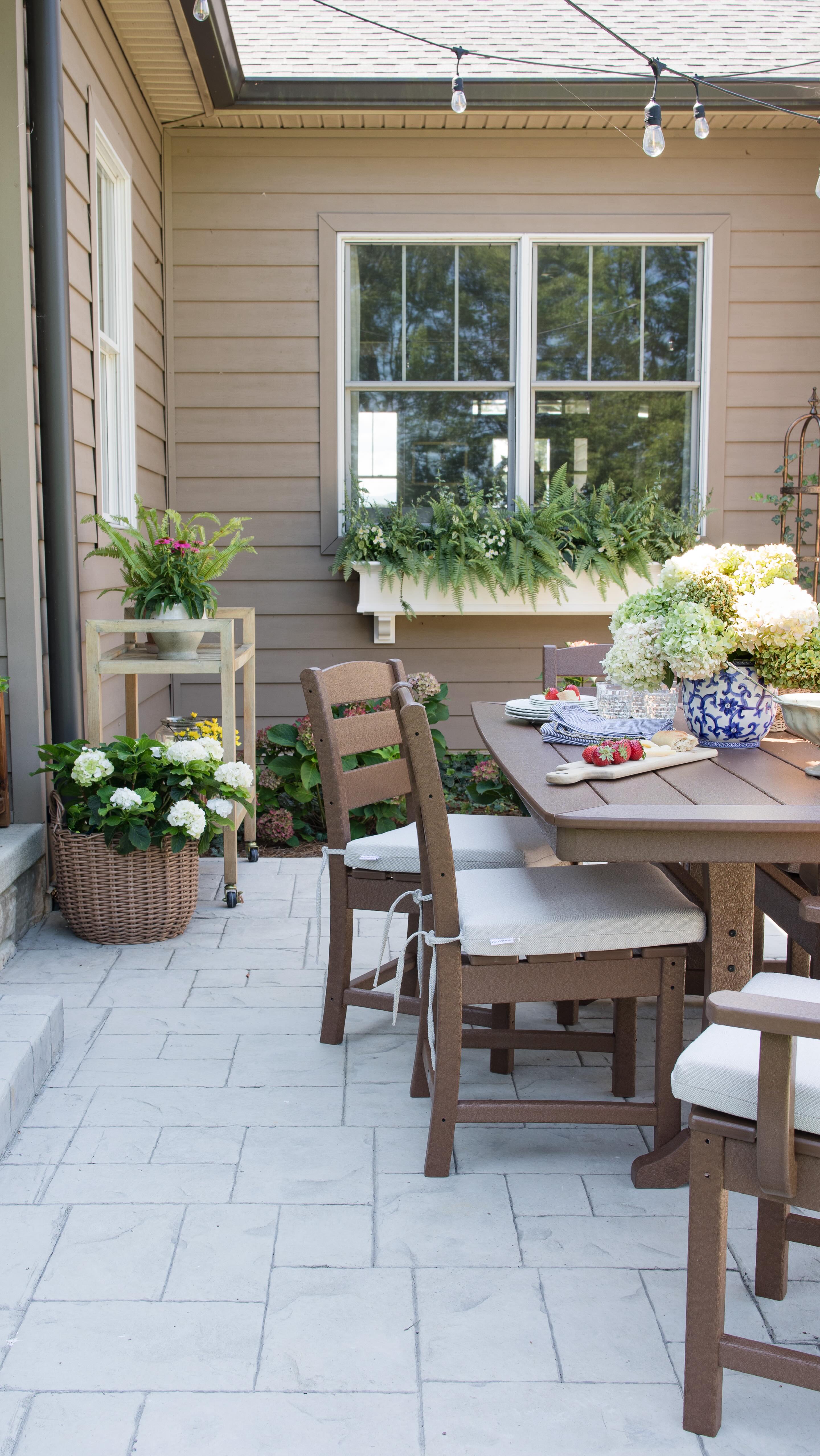 Instagram post by @amelialawrencehome for Polywood. Caption reads: [...] cooling off 

Our new dining set from....