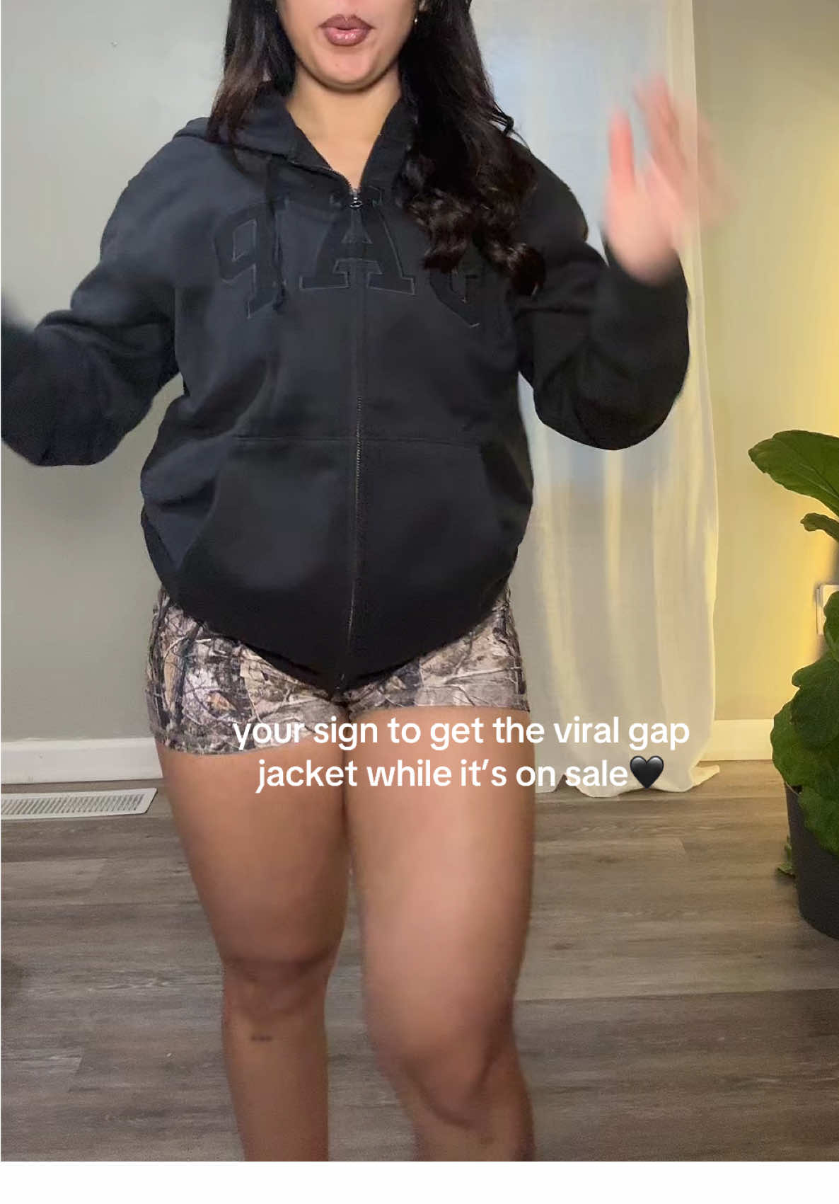 TikTok post by @flor.reyy_ for GAP. Caption reads: so perfect🖤@Gap #gap #outfitinspo #outfits....