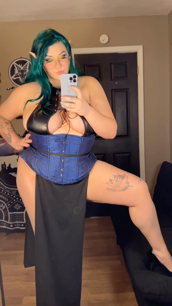 Instagram post by @c4psized for True Corset. Caption reads: [...] for a tall lady? 🤭 

Corset is from....