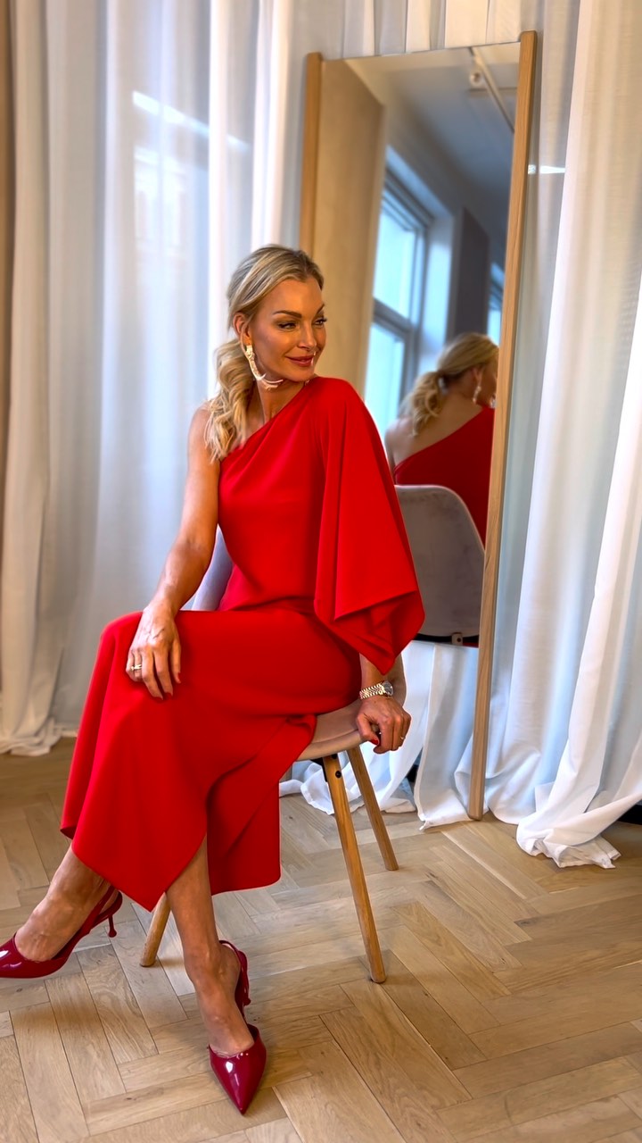 Instagram post by @kathrinesorland for Lindex. Caption reads: Reklame/ 
Rød kjole til jul= Absolutt❤️ 

(Link på....