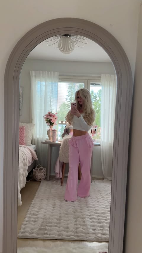 Instagram post by @sarapekama for Dfyne. Caption reads: Oulu mydayyy 🎀💓 mainos // treenifitti....