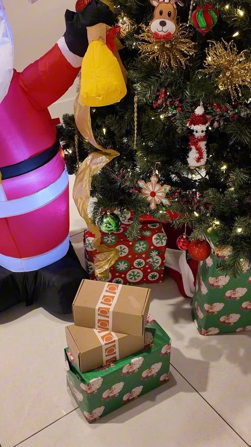 Instagram post by @itssomiamii for SmartBuyGlasses. Caption reads: This year, we’ve chosen our New Year’s gifts from....