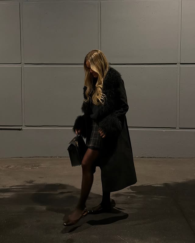 Instagram post by @victoriaquitzau for CHARLOTTE SIMONE. Caption reads: @charlottesimone 🖤 annonce.