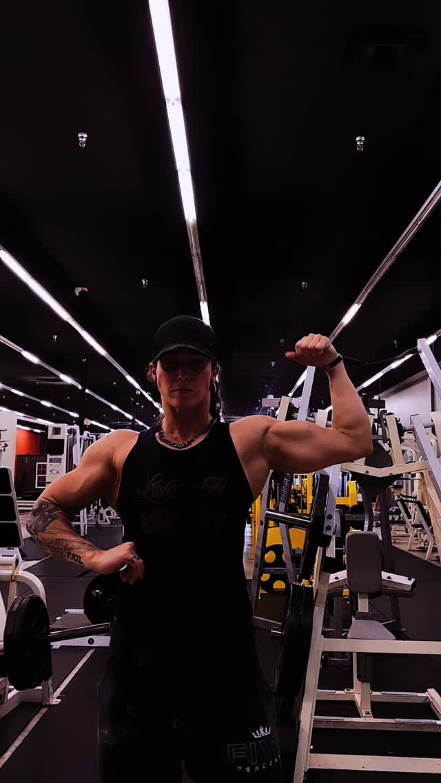 Instagram post by @emma_nent for 5% Nutrition. Caption reads: “Muscle mommy” just doesn’t fit, do you know what....