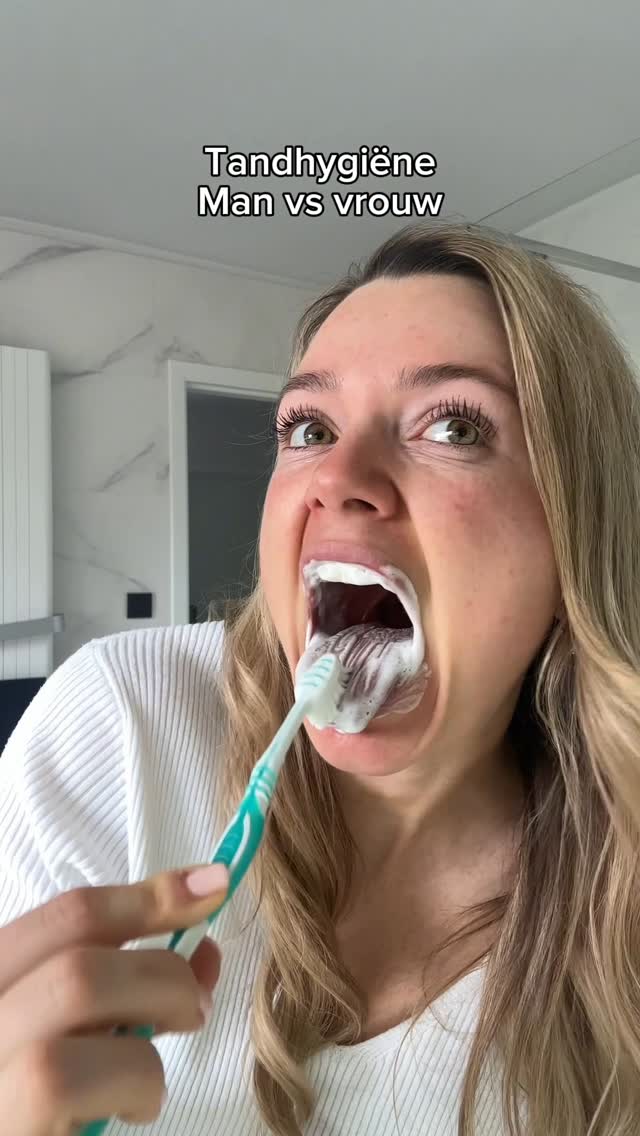 Instagram post by @lorentia.veppi for Oral-B. Caption reads: Publiciteit| Zijn tandenborstel heeft de Eerste....