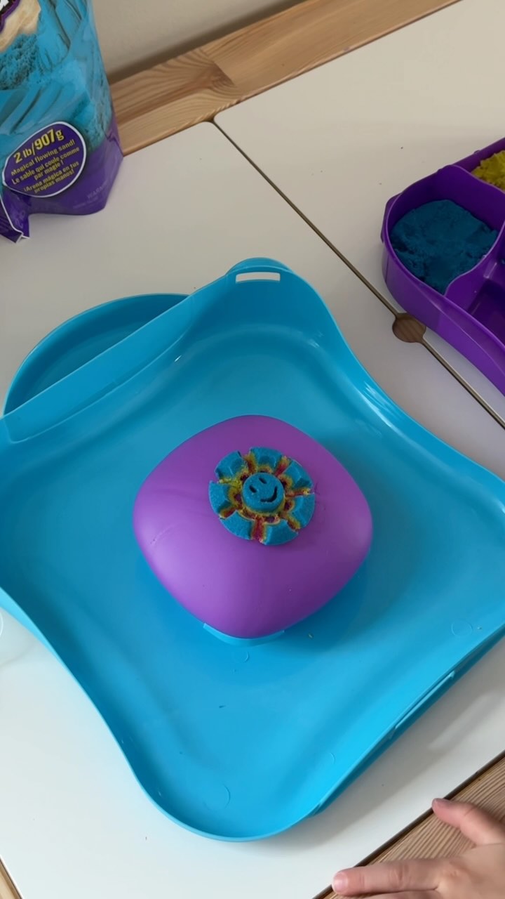 Instagram post by @alyssegilbert for Kinetic Sand. Caption reads: With cold weather coming this is the perfect....