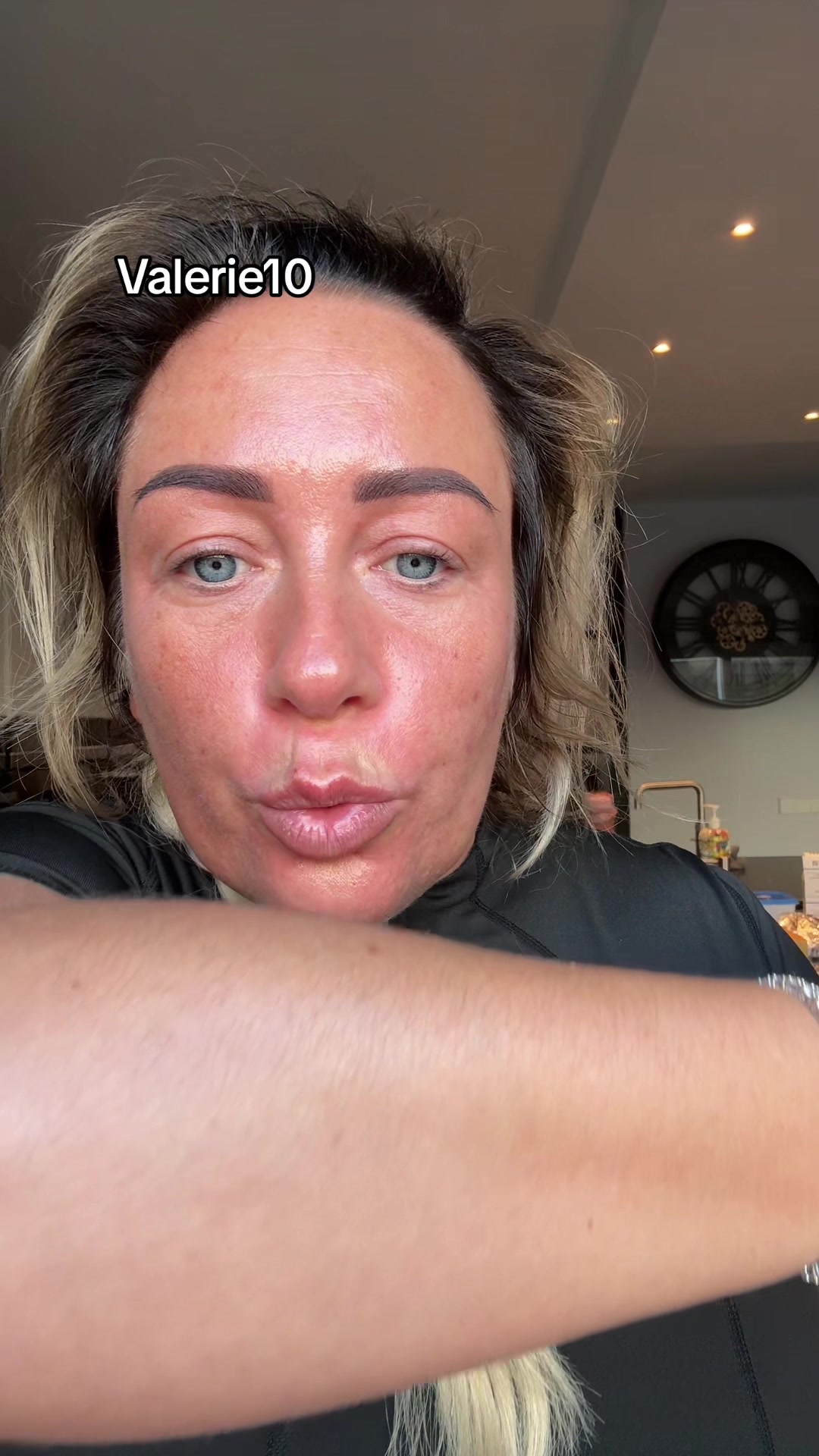 TikTok post by @closetvanval for Australian Gold. Caption reads: #unboxing @Australian Gold Europe #prpackage....