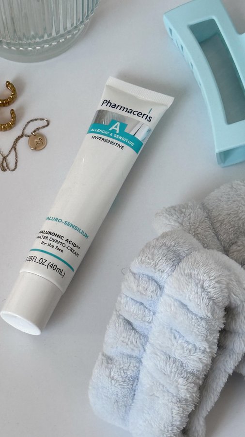 Instagram post by @chlobellexx for Pharmaceris. Caption reads: A glass of water for my skin!🫧

 @pharmacerisusa....