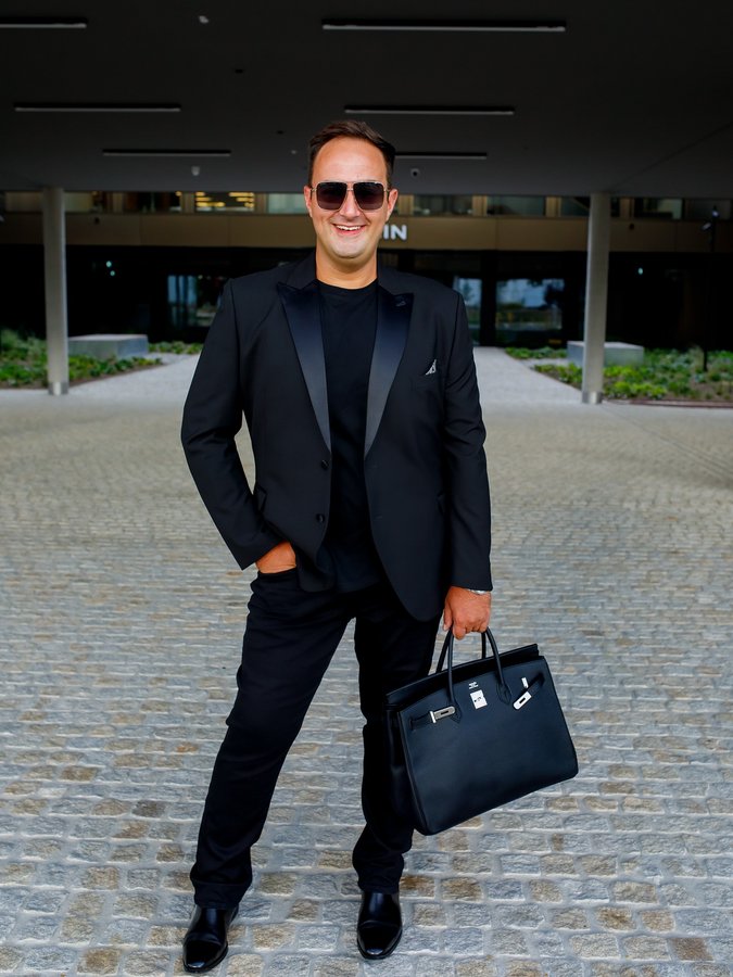 Instagram post by @erik.heart for KARL LAGERFELD. Caption reads: [...] @ca
👞: @karllagerfeld

*Werbung da Firmen....