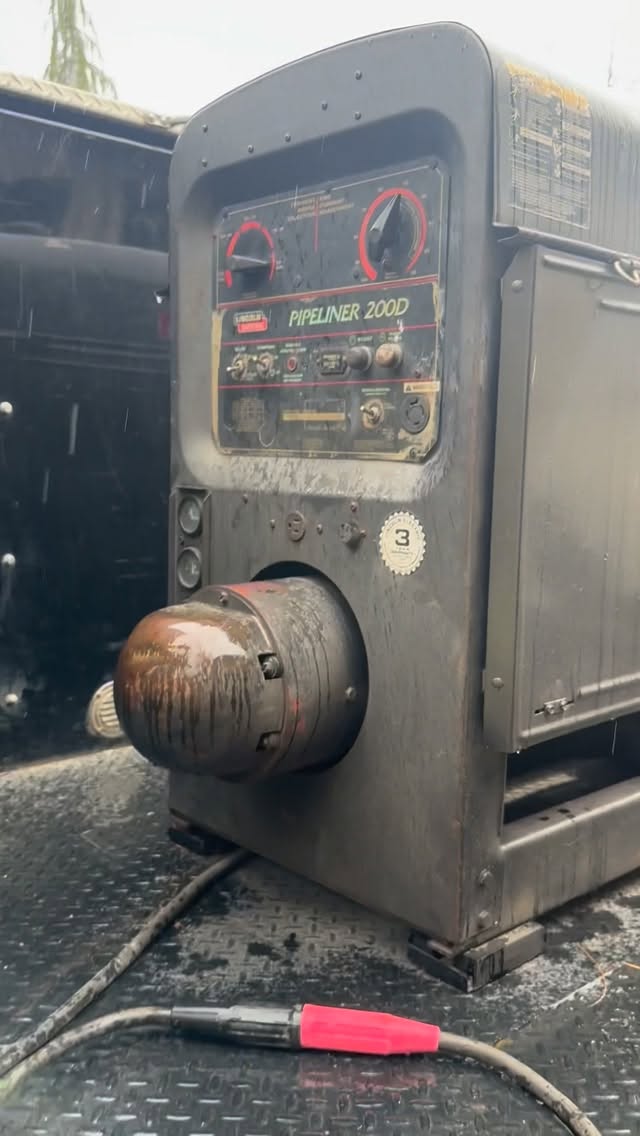 Instagram post by @r_nierop for Lincoln Electric. Caption reads: Old school and new school #linclonelectric #trades....