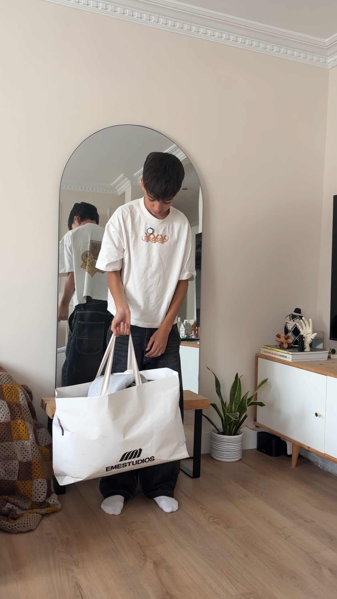 Instagram post by @luca_sx3 for EME STUDIOS. Caption reads: Publi-Gift* @emestudios_ • #moda.