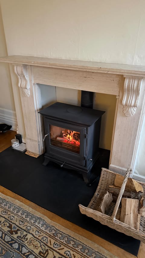 Instagram post by @oliviagraceherring for Vinted. Caption reads: [...] wardrobe refresh <3 Of course I’m using....