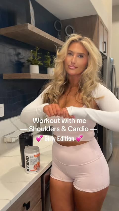 Instagram post by @arisbellav_ for Cellucor. Caption reads: [...] Girly Edition 💪🏼💕 @xtend @c4energy....