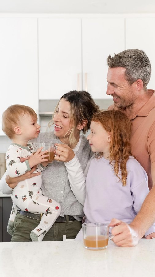 Instagram post by @healthnutnutrition for Sobeys. Caption reads: EASY HOMEMADE BONE BROTH 🍗🍜
✔️Save for....